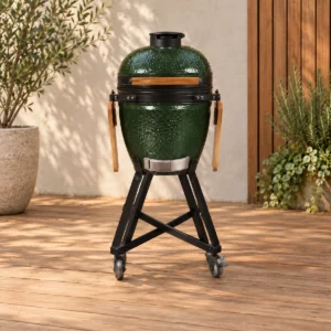 Barbecue kamado 18 pouces vert, avec tablettes en bois rabattues et chariot à roulettes.