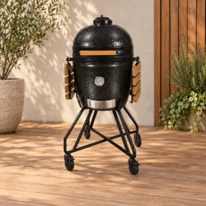 Barbecue kamado 27 pouces noir, avec tablettes en bois rabattues et chariot à roulettes.