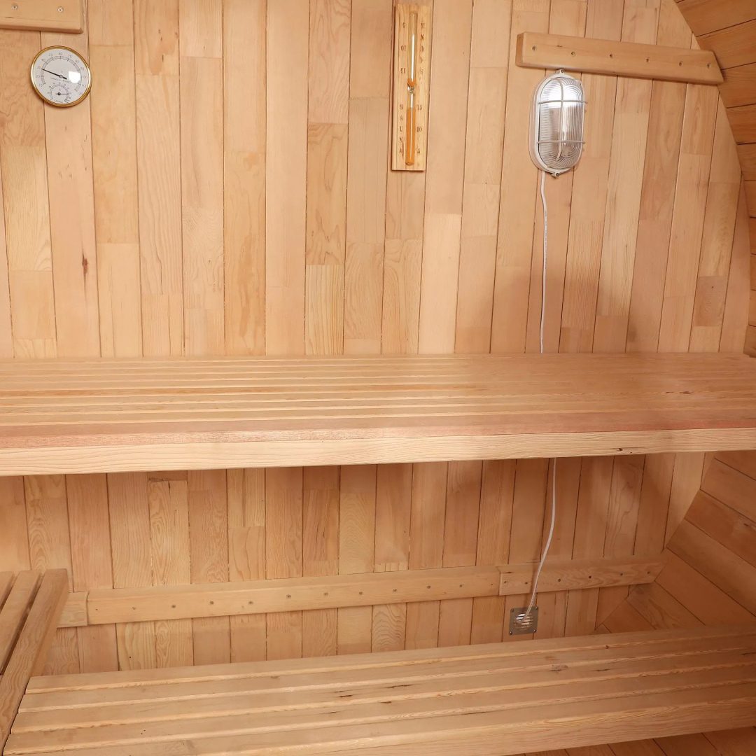 Intérieur du sauna traditionnel Nordique avec ses bancs en bois